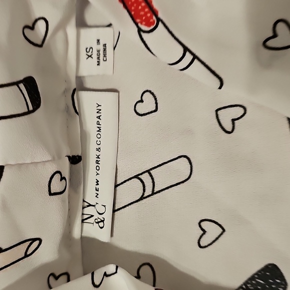 New York & Company White Lipstick Print Blouse - Picture 3 of 5